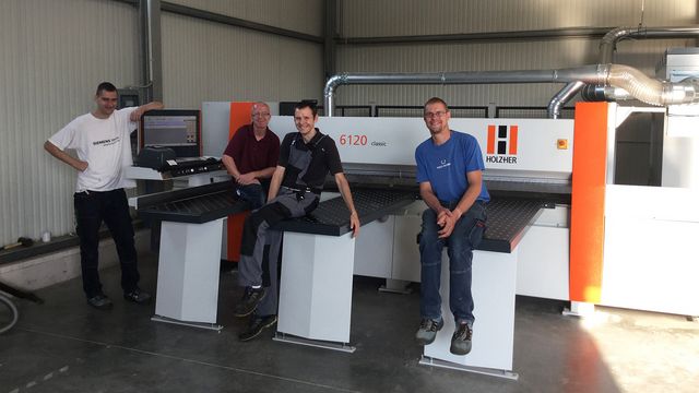Client de référence HOLZHER satisfait de sa scie à panneaux horizontale TECTRA 6120 Client de référence HOLZHER scie à panneaux horizontale TECTRA