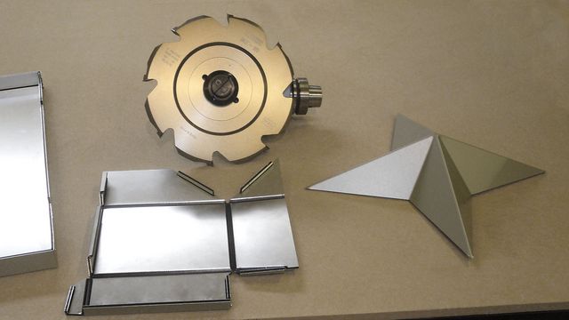 Grâce à ses options flexibles, la Black Matrix est parfaitement équipée pour l’usinage de matériaux divers CNC 5 axes Black Matrix : Haute puissance pour toutes les applications grâce à des outils utiles