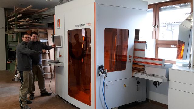 Resultats excellents grâce au traitement CLAMEX Le centre d'usinage vertical Evolution 7405 "connect" en opération à la menuiserie de notre client de référence, la menuiserie Pillmayer