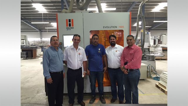 Zufrieden mit der vertikalen CNC EVOLUTION 7405: der Referenzkunde Komex aus Panama Zufriedener Referenzkunde: Komex aus Panama mit der vertikalen CNC EVOLUTION 7405