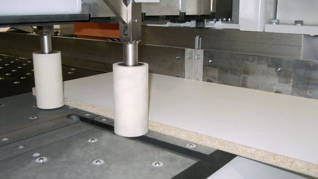 Presse à angle double face (programmable) - pour des temps de cycle courts Presse à angle double face (programmable) - pour des temps de cycle courts