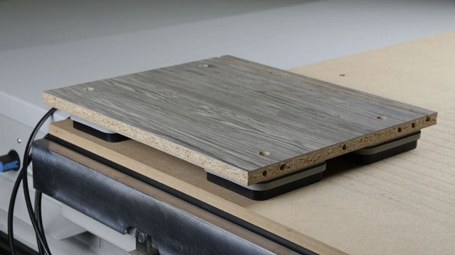 La ventouse de la DYNESTIC 7532 pour l’usinage Nesting Des ventouses spéciales pour la table à dépression permettent notamment les perçages horizontaux et les usinages de profils sur tous les types de panneaux.