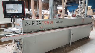 La plaqueuse de chant Auriga 1308XL chez le client de référence HOLZHER Riedinger