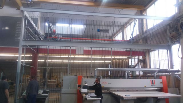 Système de stockage de panneaux à deux niveaux de HOLZHER : STORE-MASTER adapté aux exigences individuelles Client de référence pour le système de stockage de panneaux STORE-MASTER de HOLZ-HER : l’Alpiger Holzbau AG