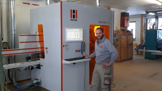 Expérience avec machine CNC Holzher - Usinage complet sur les quatre chants du panneau Référence / expériences avec des machines Holzher - Usinage CNC avec encombrement minimal